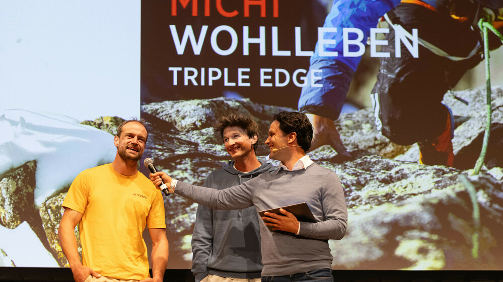 Lukas Hinterberger und Michi Wohlleben werden vom Moderator auf der Bühne zu ihrem Film interviewt.